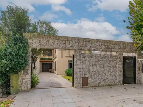 Venta de casa 7 ambientes con pileta y quincho, Caisamar, Mar del Plata.