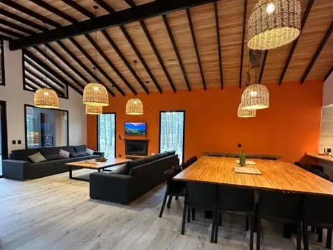 Casa en Venta con 3 cocheras