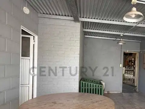 Casa de 2 dormitorios con cochera; en excelente ubicación