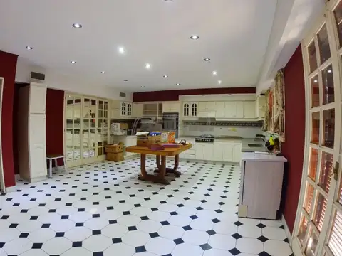 Casa 6 ambientes con 4 baños
