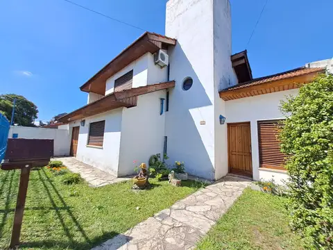 Casa 8 ambientes con 3 baños