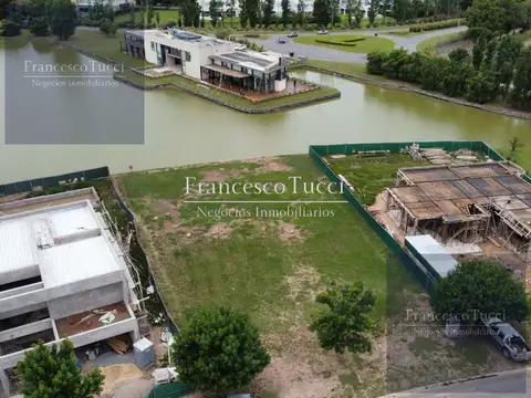 Terreno en venta lote central con fondo a la laguna en el Barrio Cerrado Terravista