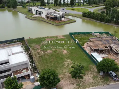 Terreno en venta lote central con fondo a la laguna en el Barrio Cerrado Terravista