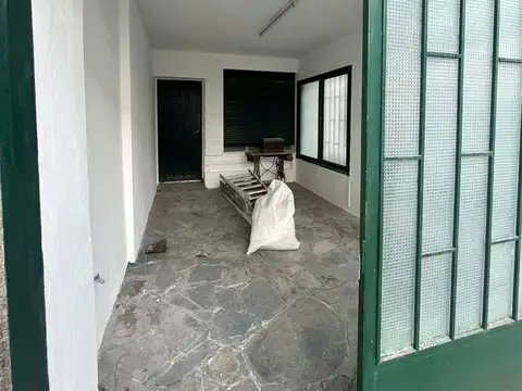 Casa 8 ambientes con 2 baños