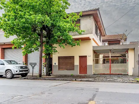 Casa casa multifamiliar de dos unidades independientes con pileta en Carapachay