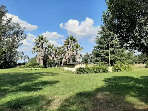 Excelente casa quinta sobre lote de 6615 mts2