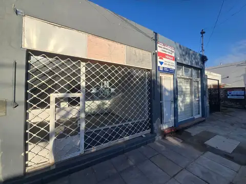 CASA C/2 LOCALES AL FRENTE +DEPENDENCIAS A DEMOLER