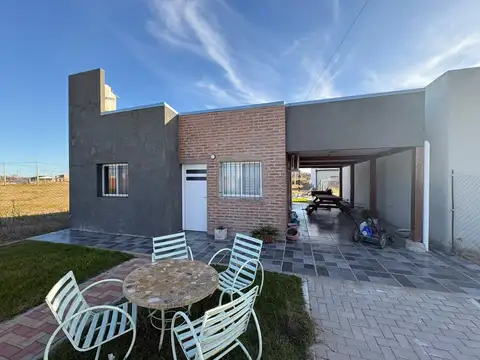 CASA DE 1 DORMITORIO VENTA PILETA Y JARDIN PIÑERO