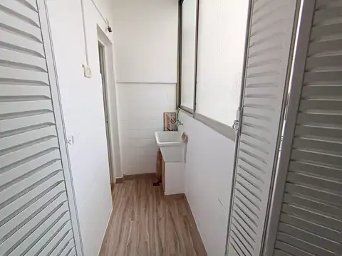 Dpto 3 Amb. Impecable, Lateral, Luminoso con Balcón/Lav. 1º piso x esc.