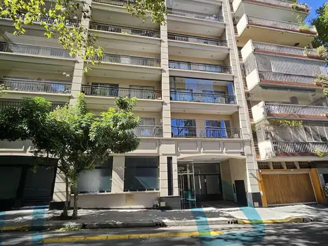 Cochera descubierta en edificio moderno seguridad