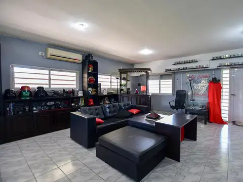 Casa en Venta con 3 cocheras