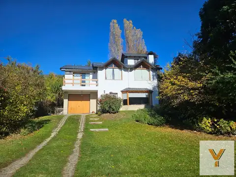 Casa en venta - 4 Dormitorios 2 Baños - Cochera - 1.008Mts2 - San Carlos de Bariloche