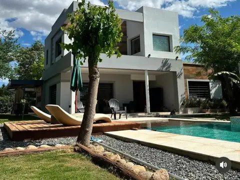 Casa 4 ambientes con 5 baños