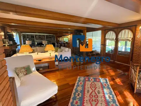 Casa 8 ambientes con 6 baños