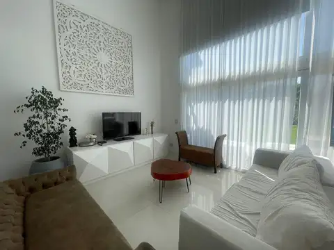 Casa en Alquiler con 2 cocheras
