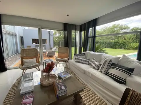 Casa 8 ambientes con 6 baños