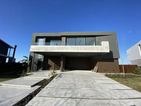 Casa al lago en Barrio Marinas - Puertos del Lago en VENTA