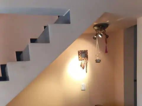 Casa 6 ambientes con 2 baños