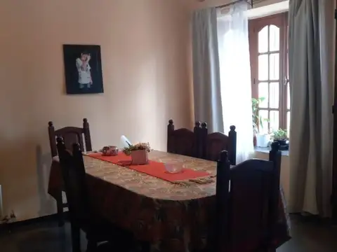 REMAX VENDE CASA DE EXCELENTE UBICACIÓN EN GLLÉN