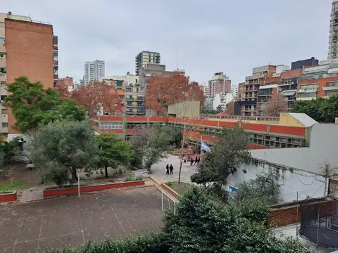 Impecable semipiso de dos ambientes, balcon, agua caliente y losa radiante central.
