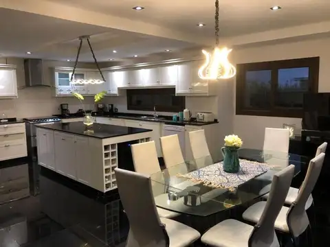 Casa en Venta con 7 cocheras