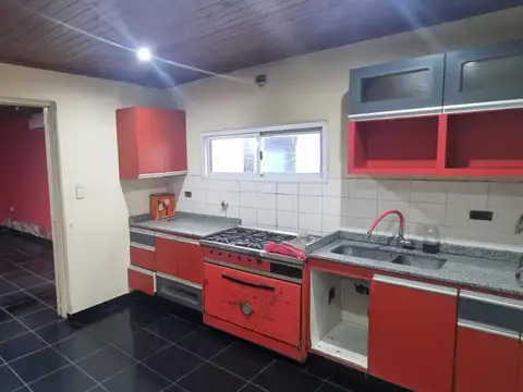 Casa 6 ambientes con 2 baños