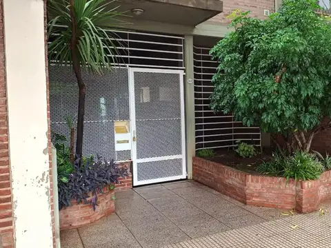 Luminoso monoambiente con balcon contrafrente