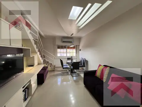 Impecable 3 ambientes con toilete y patio.