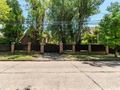 Importante casa sobre 1950m2 de lote en venta ubicada en Las Lomas de San Isidro.