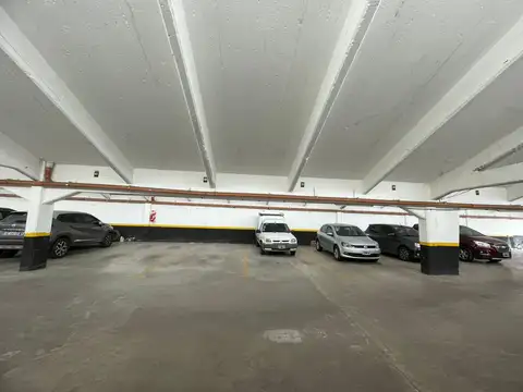 Cochera en complejo de edificio