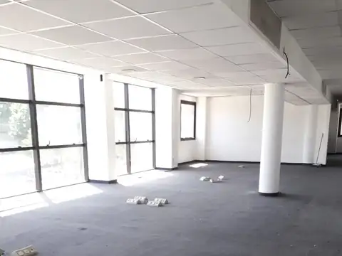 OFICINA CON COCHERAS