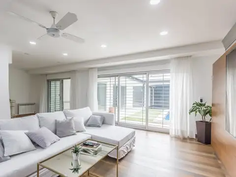Casa en Alquiler con 3 cocheras