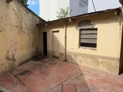 PH en planta baja con patio. 96 m² cubiertos. 133m² totales. A refaccionar