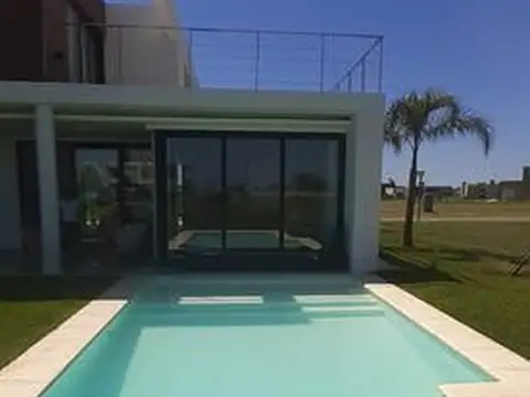 Hermosa propiedad en Terralagos!