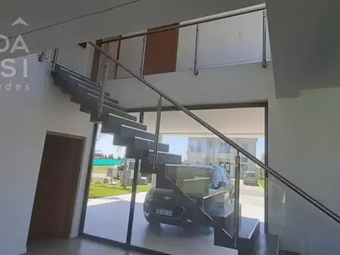 Casa en Venta con 2 cocheras