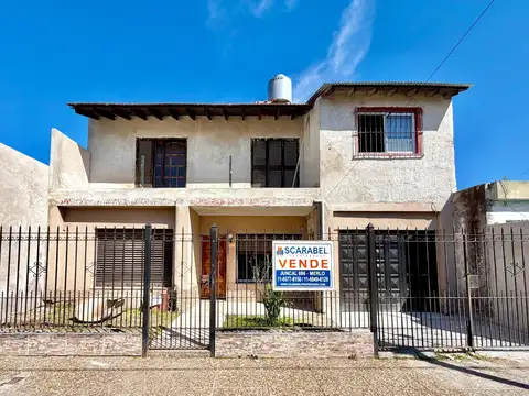 Casa en venta de 4 dormitorios c/ cochera en Merlo