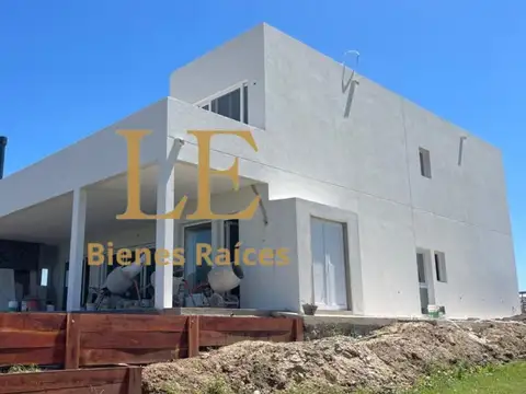 Casa 7 ambientes con 4 baños