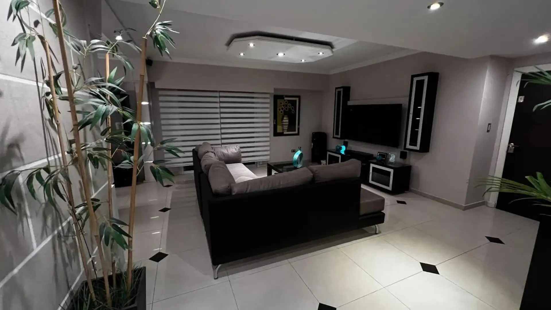 VENTA MY LINDO DEPARTAMENTO DE 5 AMBIENTES A LA CALLE CON COCHERA