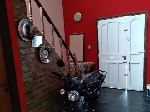Linda casa, en barrio tranquilo.