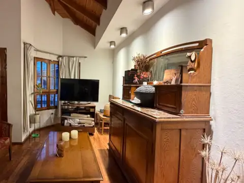Casa 8 ambientes con 3 baños