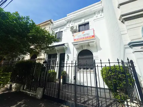 RETASADA Venta de Casa 6 ambientes C/ Cochera, SUM, Terraza y Parrilla en el Barrio Inglés Caballito