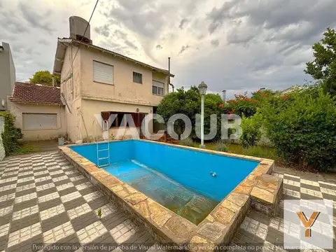 Casa de 3 dormitorios, con escritorio, cochera doble y jardin con pileta en Tandil centro. PERMUTA!