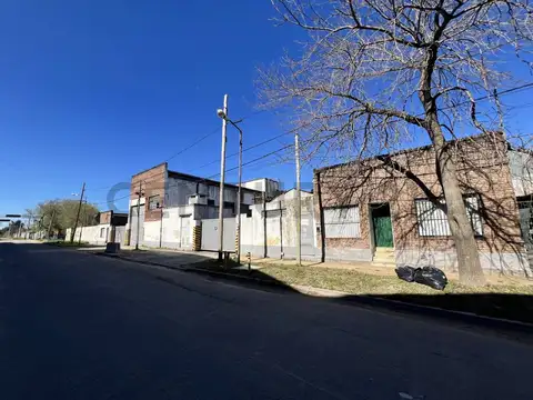 Fábrica 8.000m² - salida a 2 calles - dep. indep. + 2 casas - financia