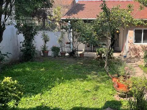 Casa en 1 Planta Refaccionado a Nuevo con 2 Garajes y Patio