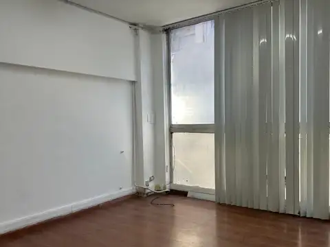 Excelente oficina al frente toda luminosa con aires acond.Gran recepción y dos despachos, baño compa