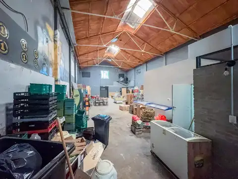 Galpón con espacio aéreo, local, oficinas, entrada vehicular, zona centro