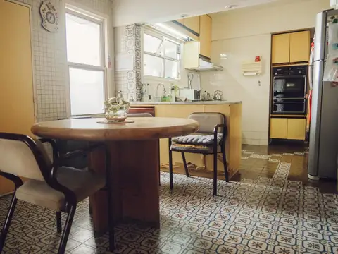 Espectacular 5 Ambientes con Dependencia y Cochera en el corazon de Flores!