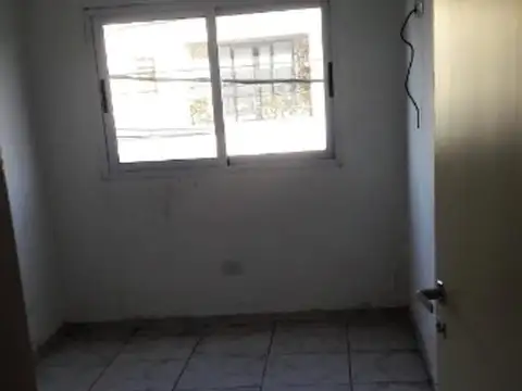 Muy buen depto. con terraza privada y lavadero.