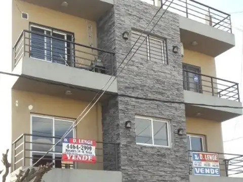 Muy buen depto. con terraza privada y lavadero.