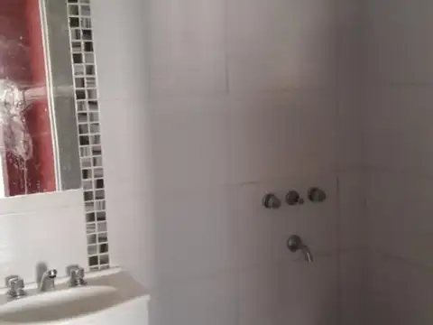 Muy buen depto. con terraza privada y lavadero.
